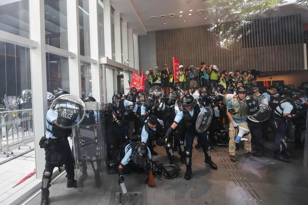 Policja zaapelowała do mieszkańców, by ze względu na "chaotyczną sytuację" nie udawali się na razie do Wan Chai, ani do Admiralty, gdzie mieszczą się budynki lokalnego rządu i parlamentu Policja zaapelowała do mieszkańców, by ze względu na "chaotyczną sytuację" nie udawali się na razie do Wan Chai, ani do Admiralty, gdzie mieszczą się budynki lokalnego rządu i parlamentu