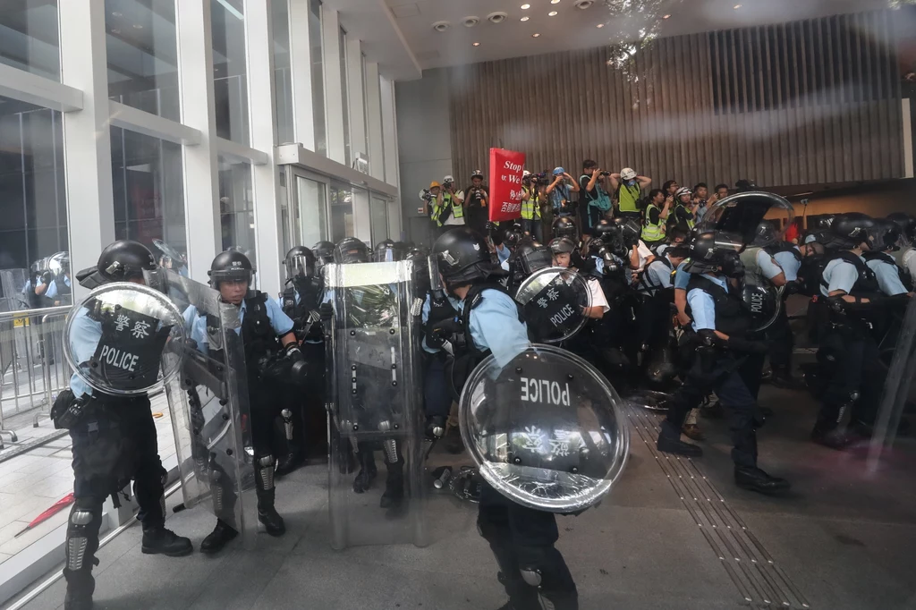 Na poniedziałkowe popołudnie zapowiedziano rocznicowy marsz demokratyczny, który według obserwatorów może być w tym roku wyjątkowo duży Na poniedziałkowe popołudnie zapowiedziano rocznicowy marsz demokratyczny, który według obserwatorów może być w tym roku wyjątkowo duży