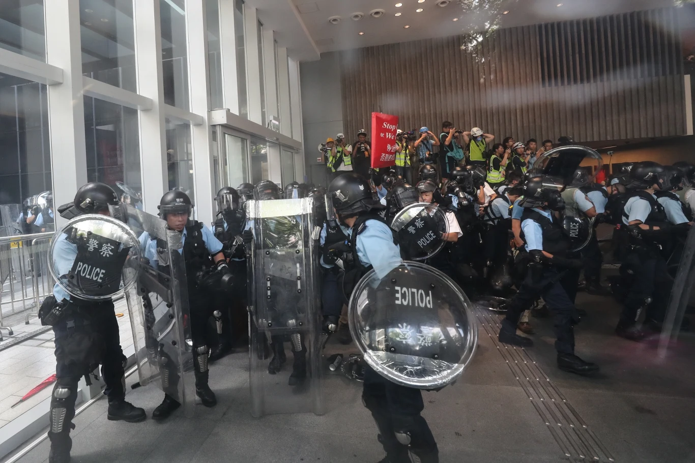 Na poniedziałkowe popołudnie zapowiedziano rocznicowy marsz demokratyczny, który według obserwatorów może być w tym roku wyjątkowo duży Na poniedziałkowe popołudnie zapowiedziano rocznicowy marsz demokratyczny, który według obserwatorów może być w tym roku wyjątkowo duży