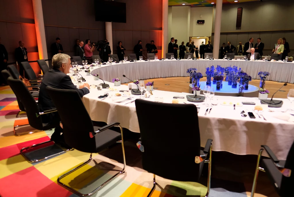 Donald Tusk stara się przekonać kraje do kandydatury Timmermansa Donald Tusk stara się przekonać kraje do kandydatury Timmermansa