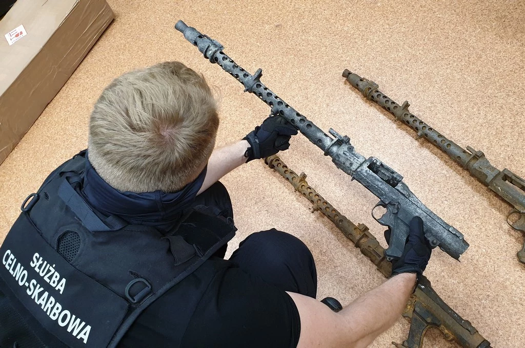 Karabiny z okresu II wojny światowej znaleziono w przesyłce kurierskiej Karabiny z okresu II wojny światowej znaleziono w przesyłce kurierskiej