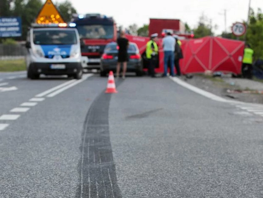 Miejsce wypadku ze śladami hamowania ciężarówki