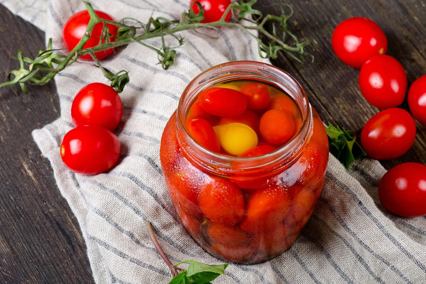 Przetwory z pomidorów cieszą się dużą popularnością. W tym roku postaw na coś zupełnie nowego. Jak zrobić piklowane pomidory? Przetwory z pomidorów cieszą się dużą popularnością. W tym roku postaw na coś zupełnie nowego. Jak zrobić piklowane pomidory?