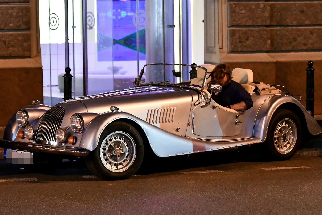 Piotr w swoim zabytkowym wozie Piotr w swoim zabytkowym wozie