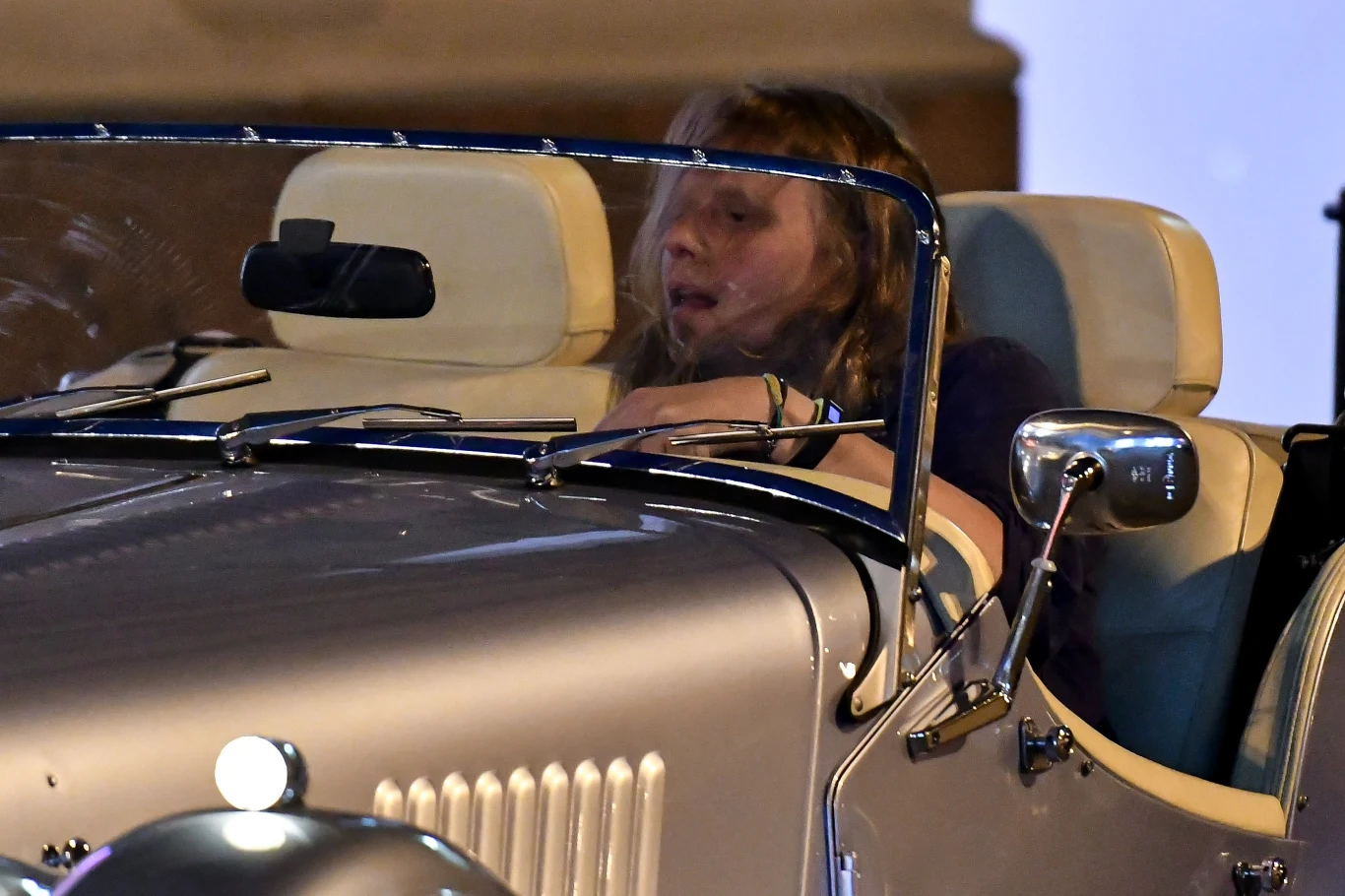 Piotr za kierownicą zabytkowego pojazdu Piotr za kierownicą zabytkowego pojazdu