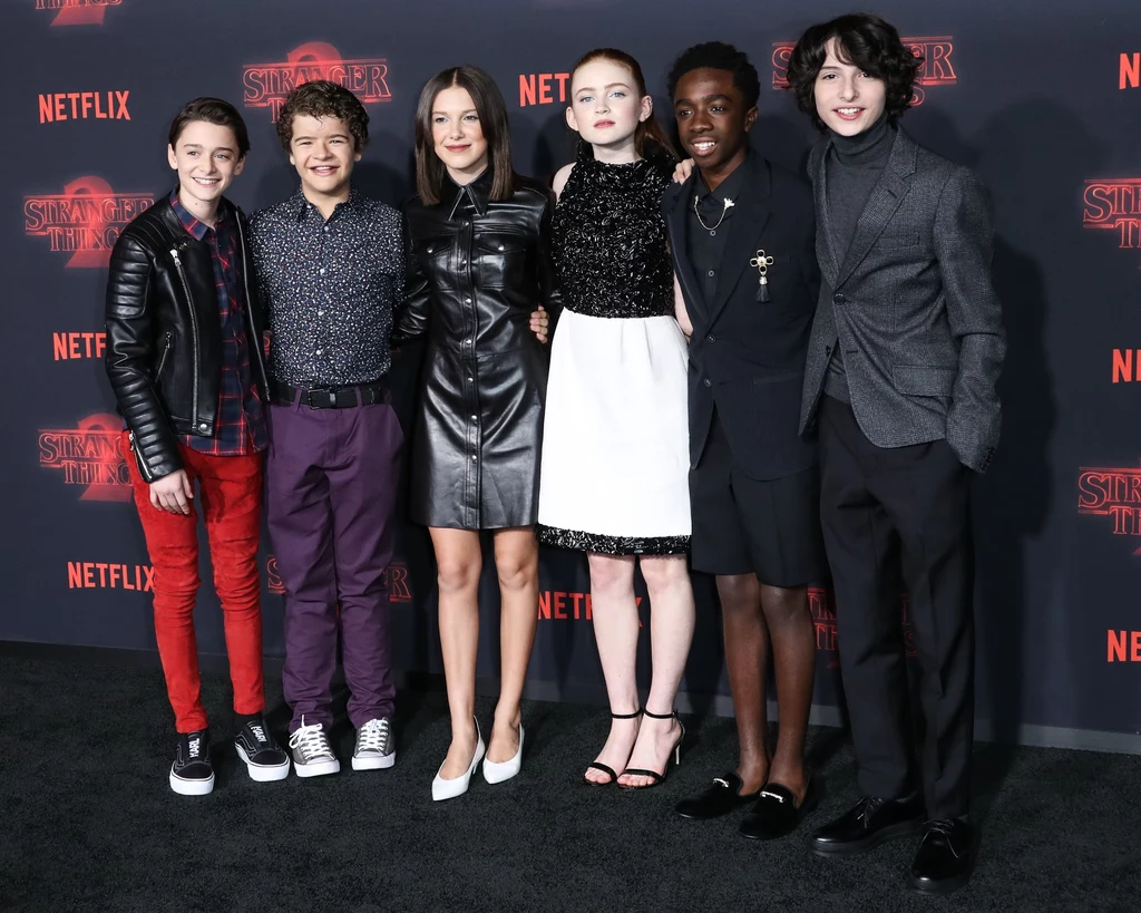 „Stranger Things” opowiada o grupie nastolatków dorastających w latach 80. Pewnej nocy w tajemniczych okolicznościach znika ich kolega – Will Byers, a w miasteczku zaczynają dziać się dziwne rzeczy. Pojawia się także dziewczynka z nadprzyrodzonymi zdolnościami o imieniu Eleven.