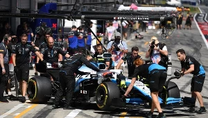 Mechanicy przy bolidzie Roberta Kubicy