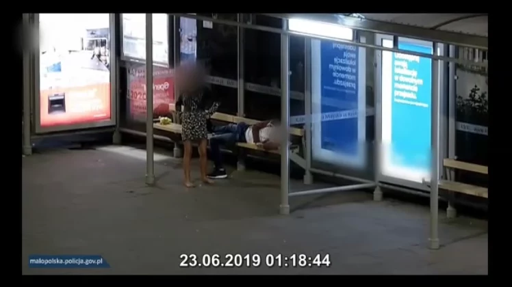 Zasnął na przystanku, padł ofiarą kradzieży Zasnął na przystanku, padł ofiarą kradzieży