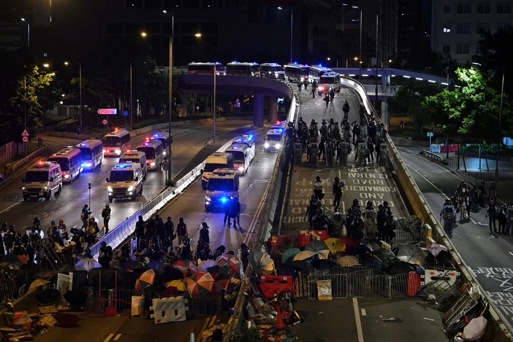Hongkong: Policja zaczyna oczyszczać siedzibę parlamentu z demonstrantów Hongkong: Policja zaczyna oczyszczać siedzibę parlamentu z demonstrantów