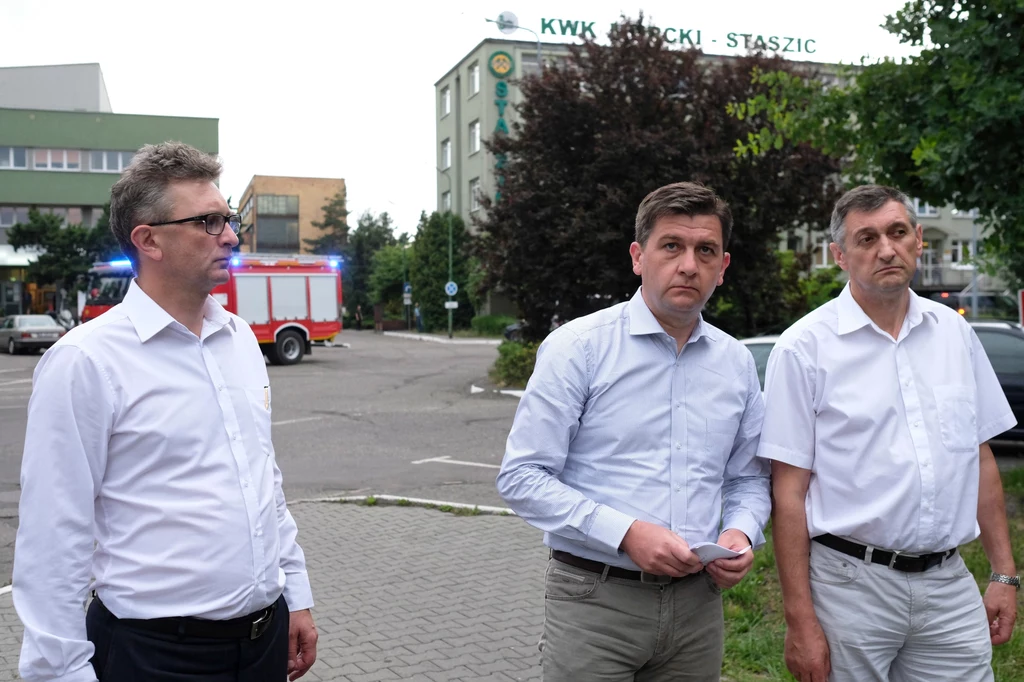 Dyrektor kopalni Adam Robakowski (L), prezes PGG Tomasz Rogala (C) oraz wiceprezes PGG Piotr Bojarski (P) podczas briefingu prasowego przed kopalnią Murcki-Staszic. Dyrektor kopalni Adam Robakowski (L), prezes PGG Tomasz Rogala (C) oraz wiceprezes PGG Piotr Bojarski (P) podczas briefingu prasowego przed kopalnią Murcki-Staszic.