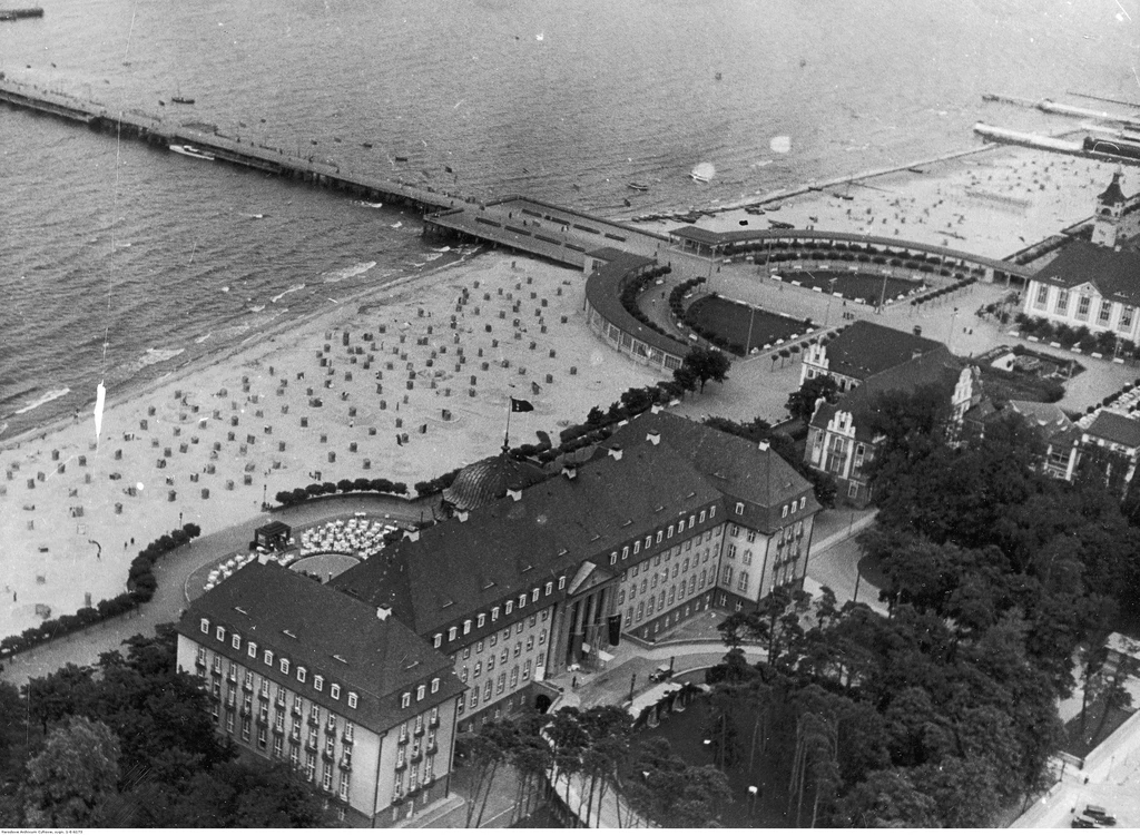 Imponująca neobarokowa bryła Kasino-Hotelu (znanego jako Grand Hotel), fot. Narodowe Archiwum Cyfrowe