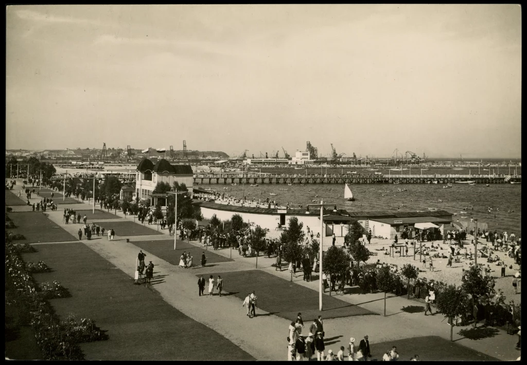 W przedwojennej Gdyni życie turystyczne toczyło się głównie w okolicy nowo wybudowanego portu, lata 1930–1939. Fot. zbiory Biblioteki Narodowej