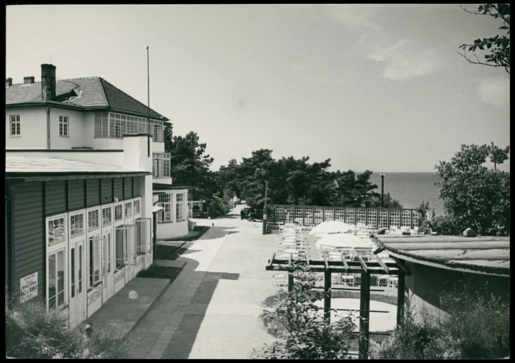 Nadmorska restauracja w Jastrzębiej Górze, lata 1930–1939. Fot. Henryk Poddębski (Narodowe Archiwum Cyfrowe)