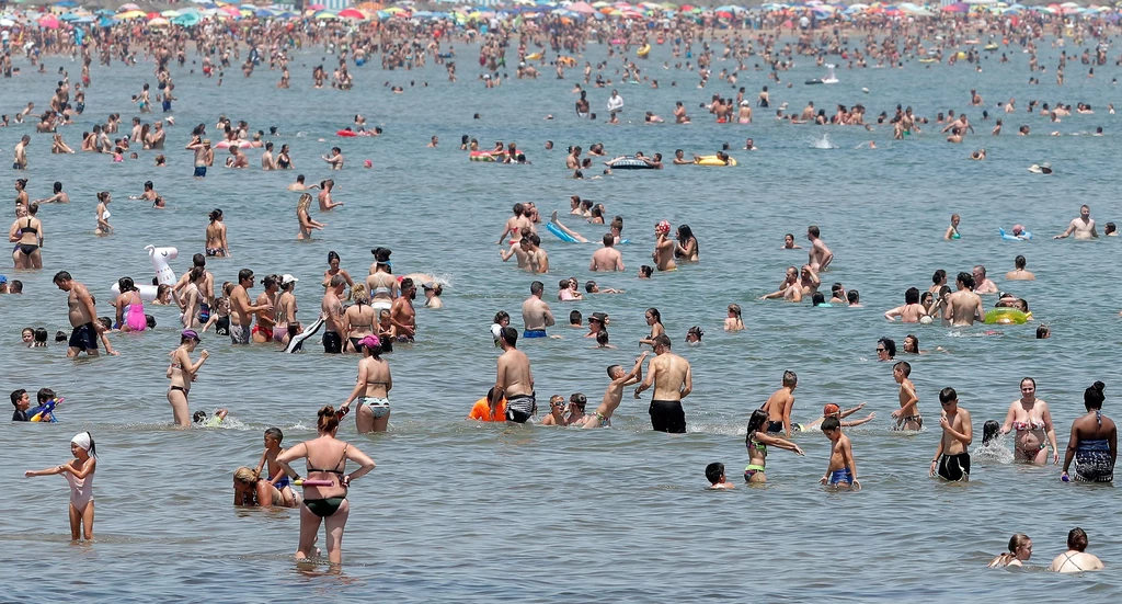 Tłumy ludzi na plaży w Walencji Tłumy ludzi na plaży w Walencji