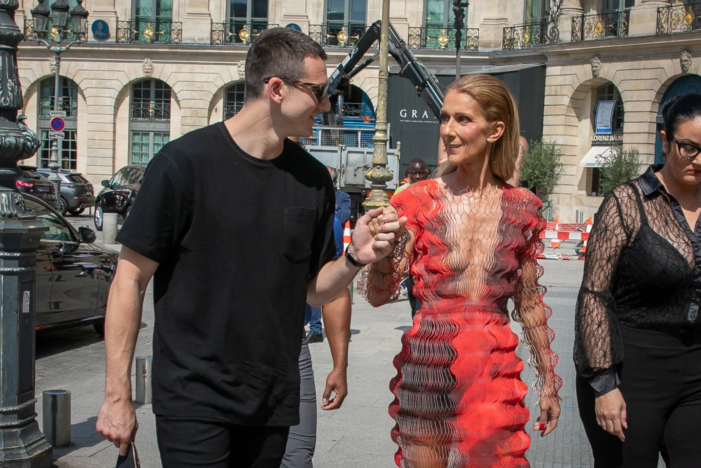 Po kilku latach żałoby, po ukochanym mężu, a później bracie, Celine Dion często zaczęła pojawiać się publicznie ze swoim tancerzem - Pepe Munozem. Media od razu zaczęły spekulować o romansie. Także podczas pokazu mody w Paryżu u boku gwiazdy nie zabrakło tancerza. 