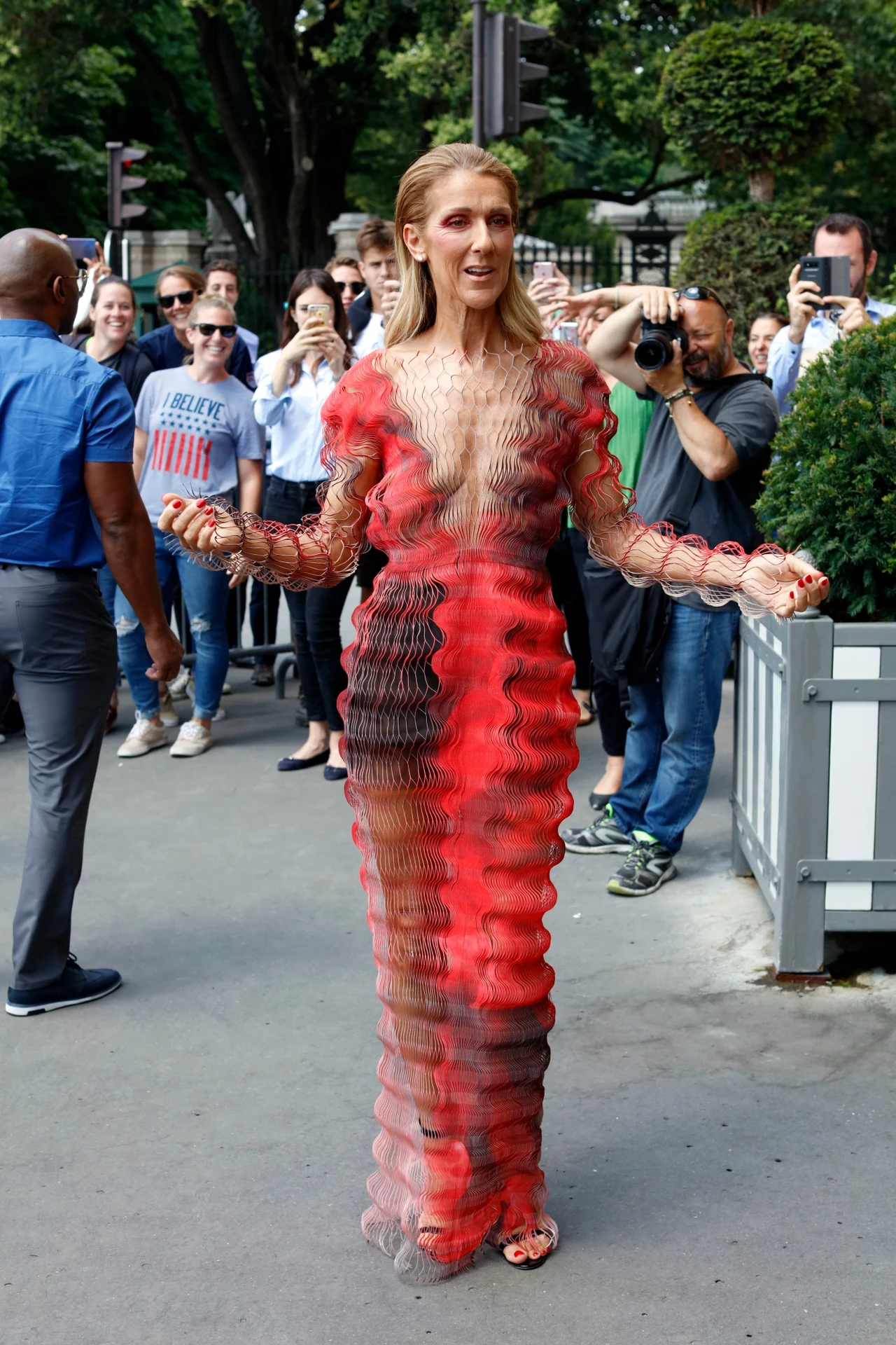 Holenderska projektantka, Iris van Herpen, w Paryżu zaprezentowała swoją najnowszą kolekcję. Linia nazywa się "Hipnoza" i czerpie inspirację z kinetycznych rzeźb amerykańskiego artysty Anthony'ego Howe'a. Van Herpen wyobrażała sobie kolekcję, która odzwierciedla gobelin natury, splatając powietrze, ziemię i oceany. Holenderska projektantka, Iris van Herpen, w Paryżu zaprezentowała swoją najnowszą kolekcję. Linia nazywa się "Hipnoza" i czerpie inspirację z kinetycznych rzeźb amerykańskiego artysty Anthony'ego Howe'a. Van Herpen wyobrażała sobie kolekcję, która odzwierciedla gobelin natury, splatając powietrze, ziemię i oceany.
