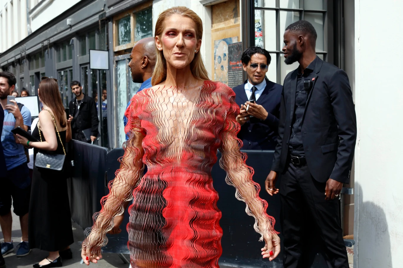Celine Dion na pokazie Iris van Herpen w Paryżu. 