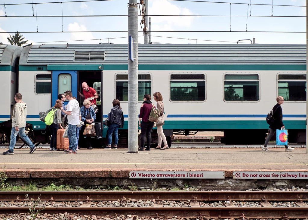Ludzie potrafią w środku podróży wyjąć z torby skisłą kanapkę z tuńczykiem, serowe chipsy i bób – nie róbmy sobie tego nawzajem! Weźmy przekąski, których nie będzie czuć na cały autobus. Współpasażerowie na pewno będą wdzięczni. I pamiętajmy – kilka prostych reguł sprawi, że wszyscy szczęśliwie i bez stresu dotrzemy do celu! Ludzie potrafią w środku podróży wyjąć z torby skisłą kanapkę z tuńczykiem, serowe chipsy i bób – nie róbmy sobie tego nawzajem! Weźmy przekąski, których nie będzie czuć na cały autobus. Współpasażerowie na pewno będą wdzięczni. I pamiętajmy – kilka prostych reguł sprawi, że wszyscy szczęśliwie i bez stresu dotrzemy do celu!