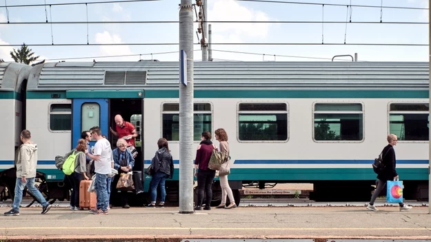 Ludzie potrafią w środku podróży wyjąć z torby skisłą kanapkę z tuńczykiem, serowe chipsy i bób – nie róbmy sobie tego nawzajem! Weźmy przekąski, których nie będzie czuć na cały autobus. Współpasażerowie na pewno będą wdzięczni. I pamiętajmy – kilka prostych reguł sprawi, że wszyscy szczęśliwie i bez stresu dotrzemy do celu!