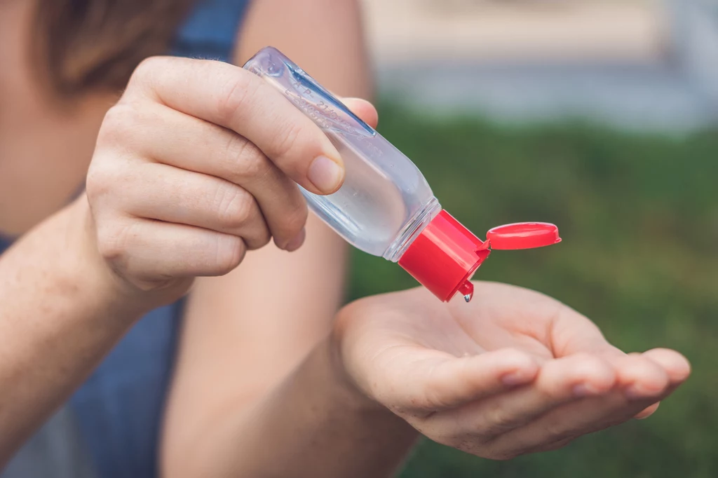 W podróży sprawdzą się także znakomicie wielofunkcyjne kosmetyki: krem BB zastąpi podkład i krem, a róż w kremie możemy nałożyć również na usta i powieki. Z łatwością przewieziemy produkty w kostce: mydło, ale też np. szampon. Świetnym rozwiązaniem będzie zabranie płynu do higieny intymnej o delikatnym składzie, którym możemy umyć całe ciało i włosy. W podróży sprawdzą się także znakomicie wielofunkcyjne kosmetyki: krem BB zastąpi podkład i krem, a róż w kremie możemy nałożyć również na usta i powieki. Z łatwością przewieziemy produkty w kostce: mydło, ale też np. szampon. Świetnym rozwiązaniem będzie zabranie płynu do higieny intymnej o delikatnym składzie, którym możemy umyć całe ciało i włosy.