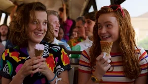Sadie Sink (po prawej) w 3. sezonie "Stranger Things"