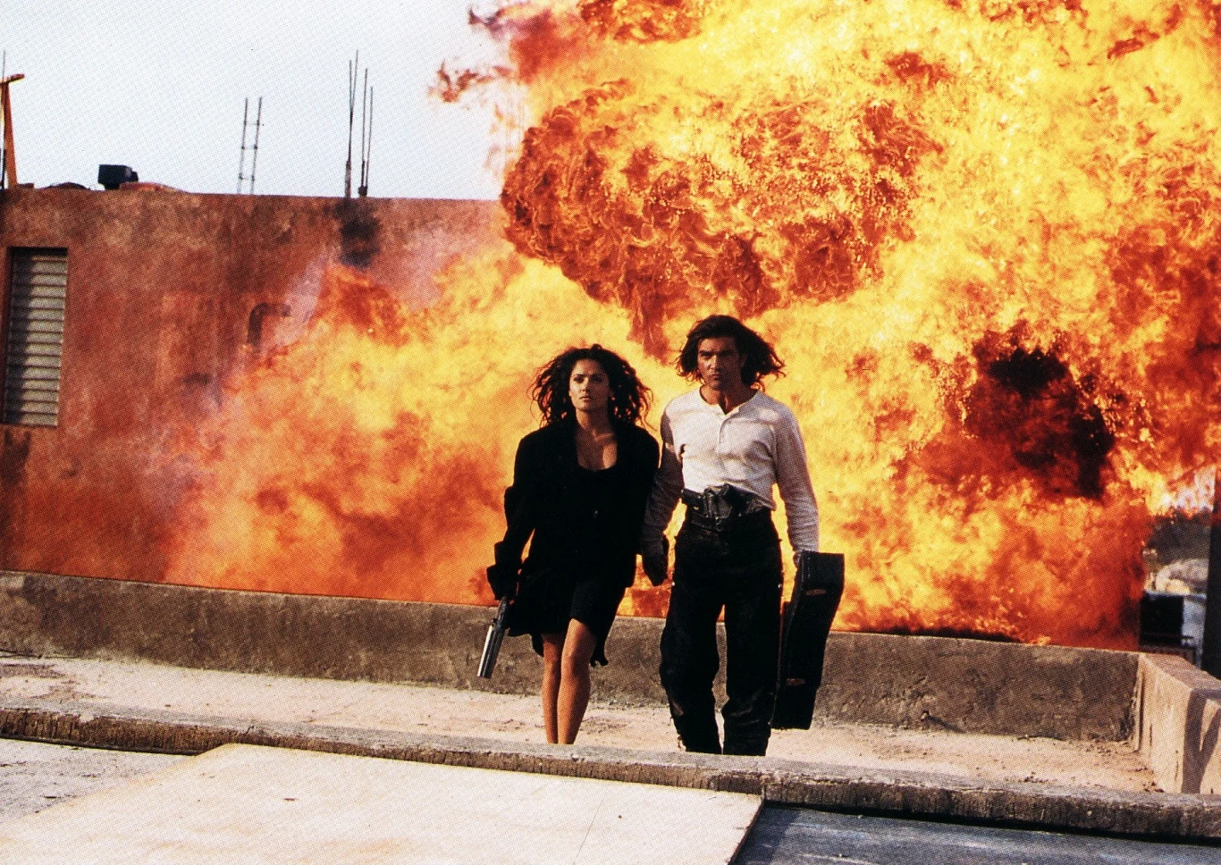 Hayek już w 1991 roku próbowała rozpocząć karierę w Stanach Zjednoczonych. Wówczas przeszkodą okazała się jej nieznajomość języka. Po sukcesie "Zaułku cudów" aktorka spróbowała raz jeszcze. Tym razem pomocną dłoń wyciągnął do niej Robert Rodriguez, twórca hitu kina niezależnego "El Mariachi", który zaproponował jej rolę w swoim telewizyjnym filmie "Wyścigowcy".

Na zdjęciu: Salma Hayek i Antonio Banderas w filmie "Desperado"