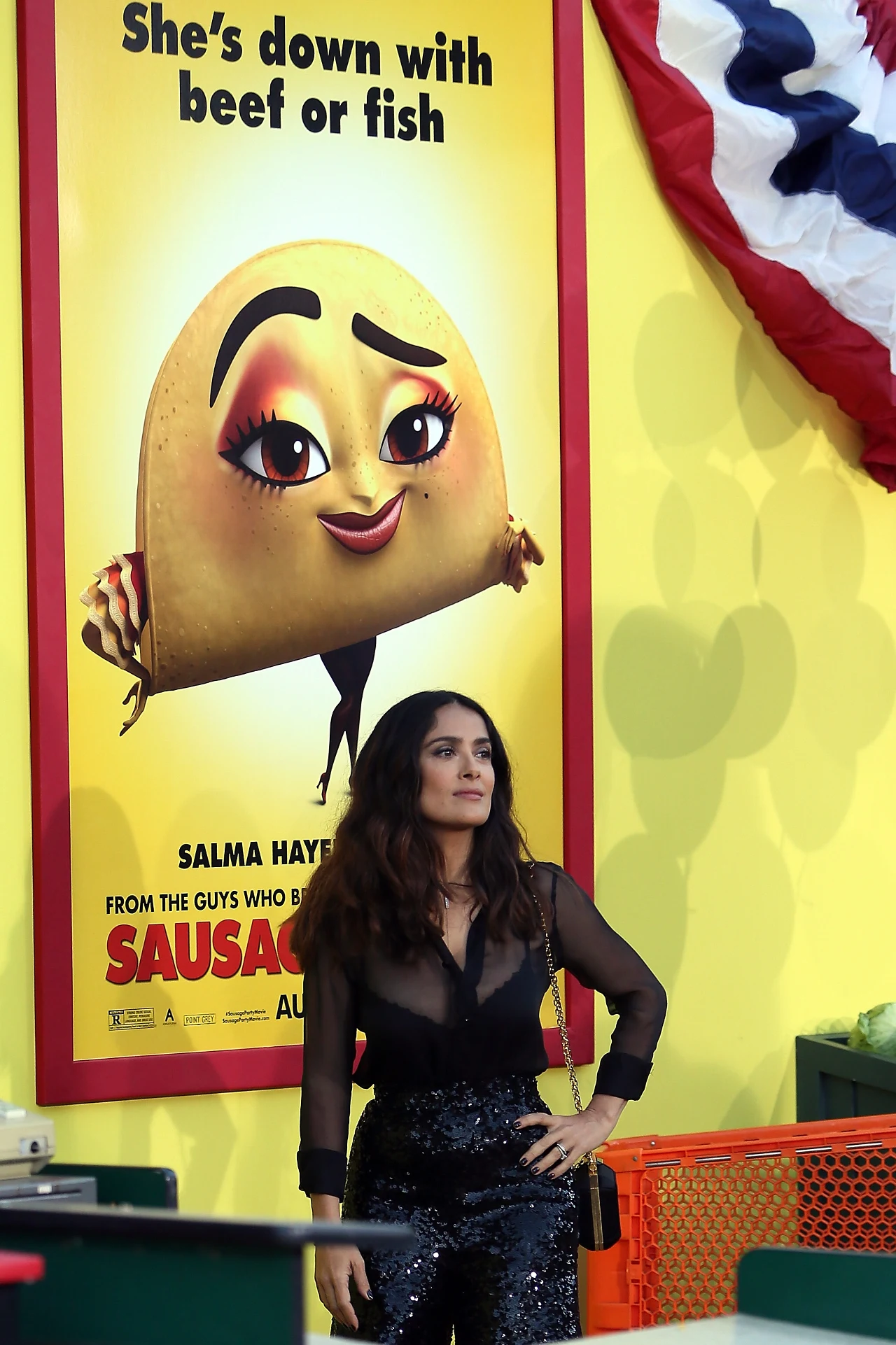 W 2004 roku Hayek zaczęła rozwijać nowy telewizyjny projekt. Miała to być amerykańska adaptacja  telenoweli "Brzydula". Projekt, początkowo planowany jako półgodzinny sitcom, szybko rozrósł się do rozmiarów godzinnego komediodramatu. Hayek była jego współproducentką, pojawiała się też w małej roli redaktor naczelnej gazety. Serial okazał się ogromnym sukcesem i otrzymał dwa Złote Globy, w tym dla najlepszej telewizyjnej produkcji komediowej.