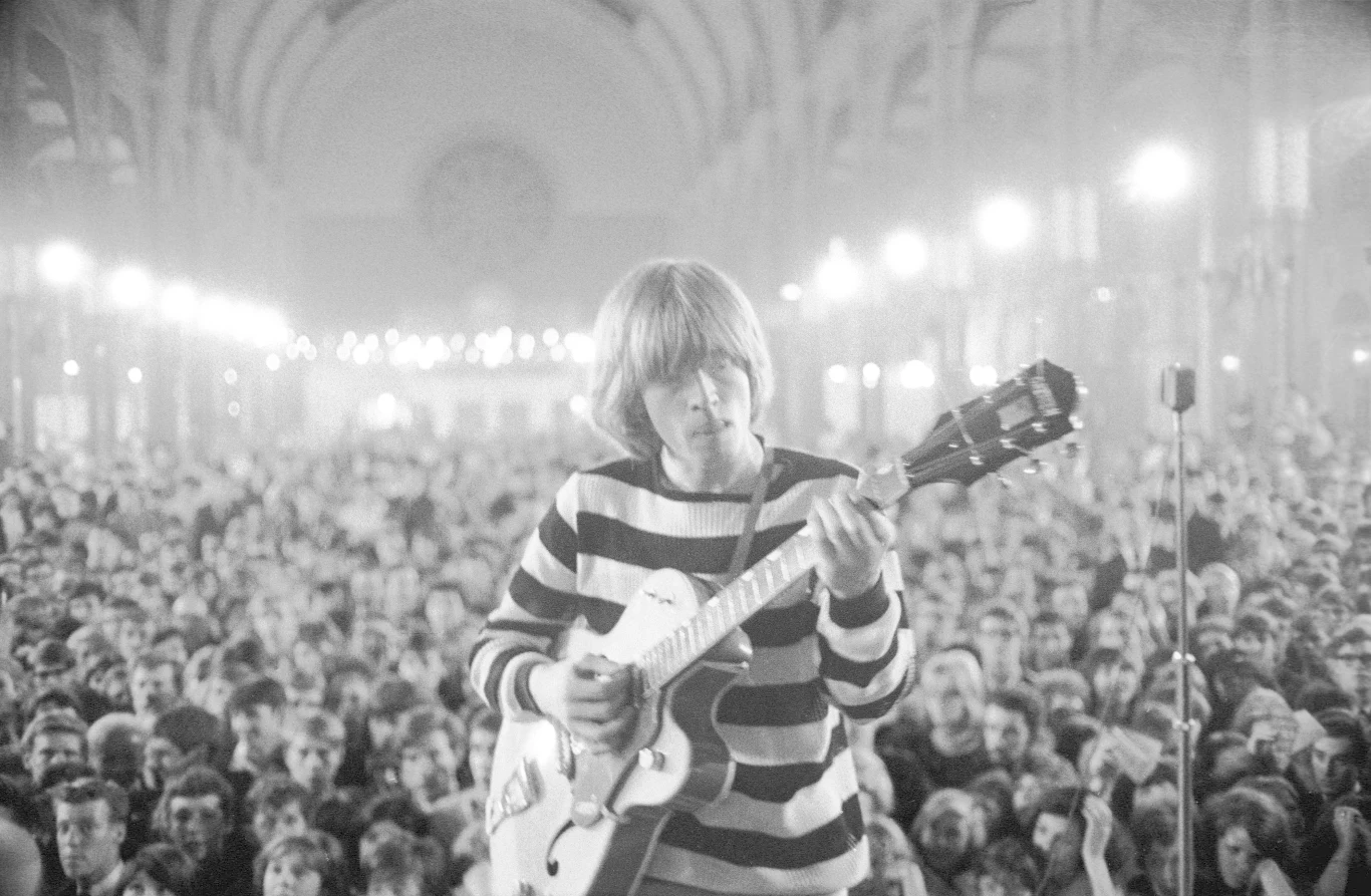 The Rolling Stones od początku byli zespół Briana: to on założył grupę, wymyślił jej nazwę, wreszcie przyjął do składu Keitha Richardsa, z którym stworzył fantastyczny duet gitarowy, i sprzeciwił się zwolnieniu Micka Jaggera, który według słów jednego z agentów nie potrafił śpiewać. Brian Jones na scenie w Londynie w czerwcu 1964 r.