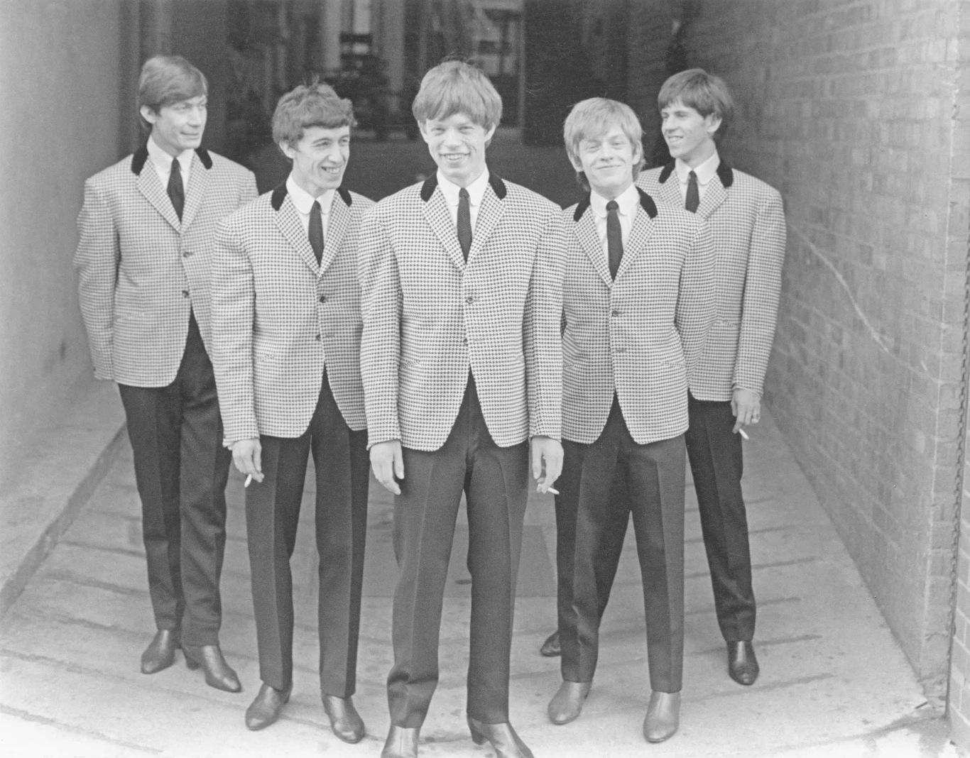 Artysta znany był z tego, że potrafił wziąć do ręki zupełnie mu nieznany instrument i błyskawicznie nauczyć się na nim grać. To dzięki niemu Stonesi wspaniale wzbogacili i urozmaicili swoje brzmienie o tak egzotyczne instrumenty jak na przykład marimba ("Under My Thumb") czy sitar ("Paint It Black"). Zresztą w ostatnim okresie współpracy z The Rolling Stones muzyka trudno nazwać było jedynie gitarzystą, a bardziej pasowałoby napisać o nim multiinstrumentalista. The Rolling Stones ok. 1963 r. Od lewej: perkusista Charlie Watts, basista Bill Wyman, wokalista Mick Jagger, gitarzyści Brian Jones i Keith Richards.