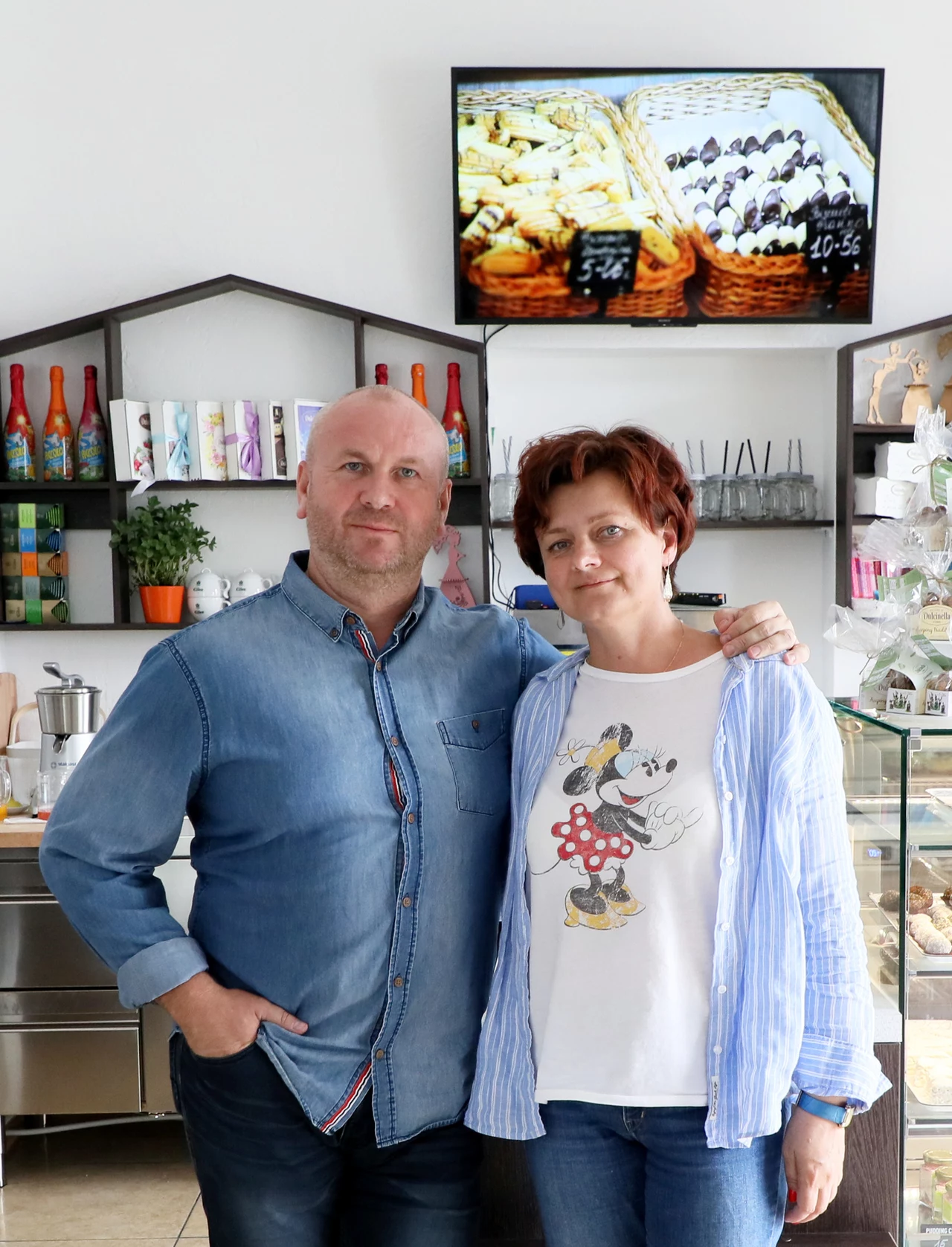 Lokal nosi nazwę Dulcinella i oferuje wegańskie słodkości. Lokal nosi nazwę Dulcinella i oferuje wegańskie słodkości.