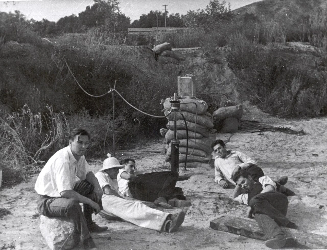 Jack Parsons (z prawej, w białej koszuli) i "Rocket Boys"