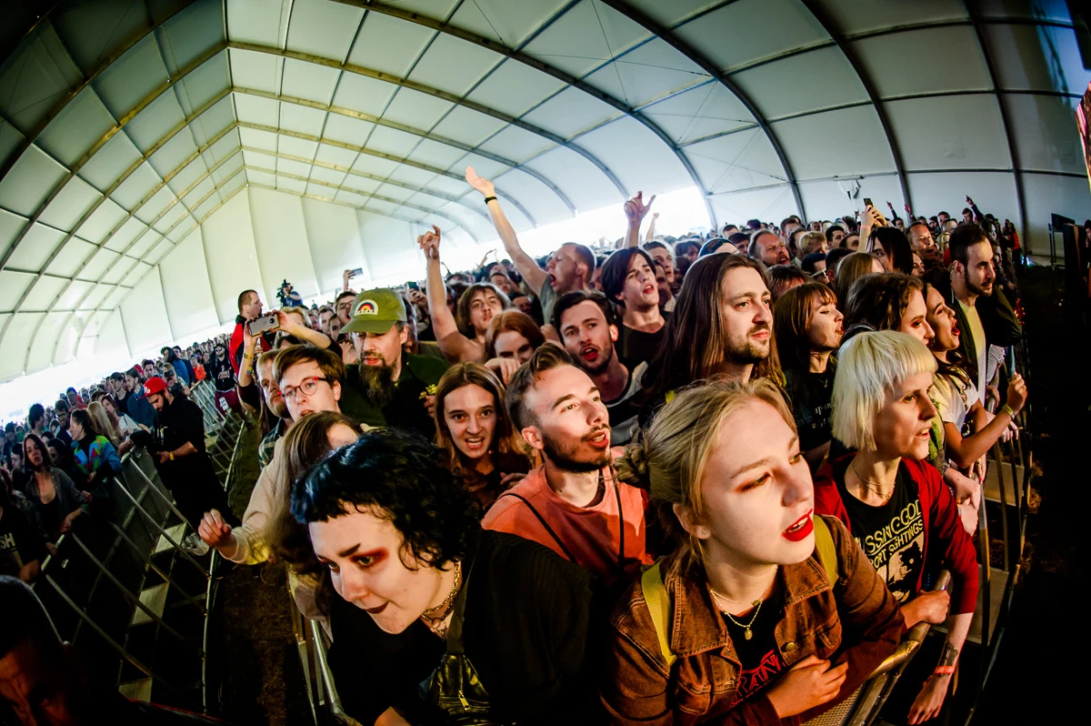 To jednak nie koniec niespodzianek. Krótko przed wykonaniem "Livin' On A Prayer", gitarzyści oddali swoje instrumenty dwóch osobom z polskiej publiczności. Szczęśliwcy mogli przez chwilę zagrać w brytyjskiej kapeli. 