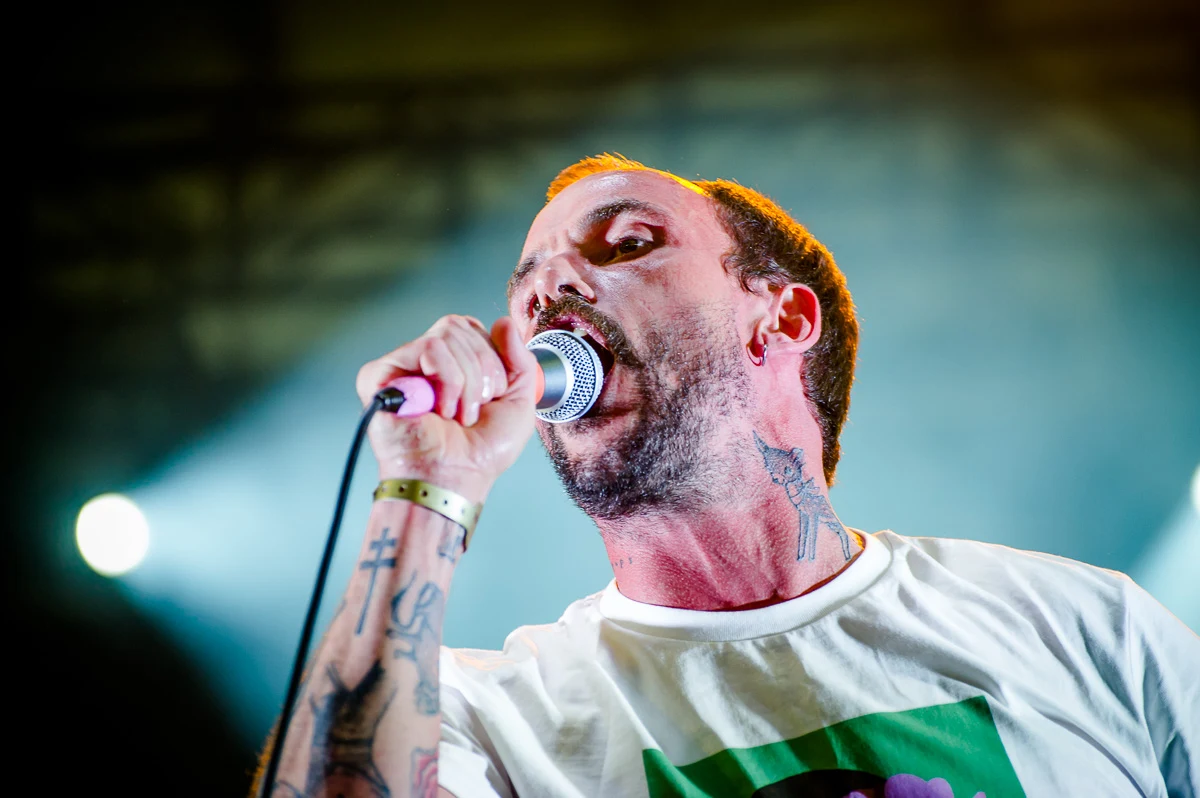 Koncert Idles na tegorocznym Open'er Festivalu może spokojnie pretendować do najbardziej szalonego występu imprezy. 