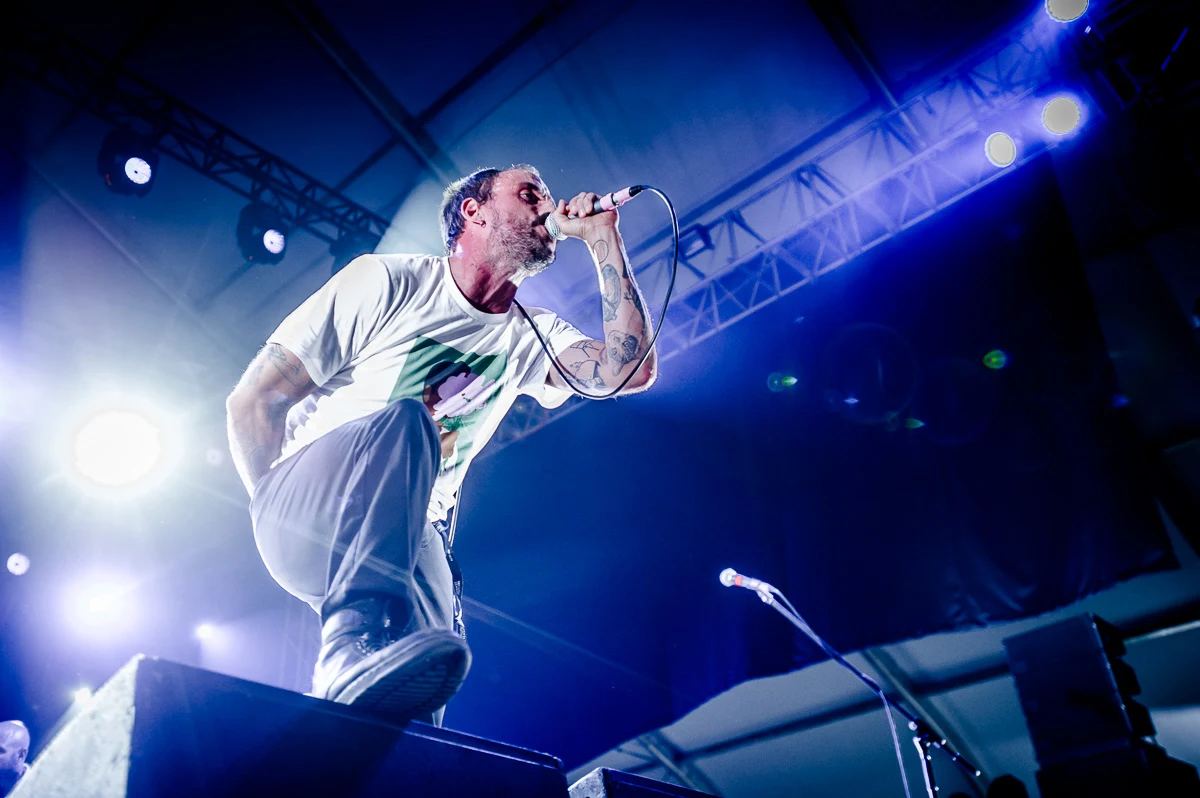 Idles do swojej setlisty dodali własne interpretacje utworów Mariah Carey ("All I Want For Christmas Is You"), Bon Jovi ("Livin' On A Prayer") oraz AC/DC ("Thunderstruck"). 