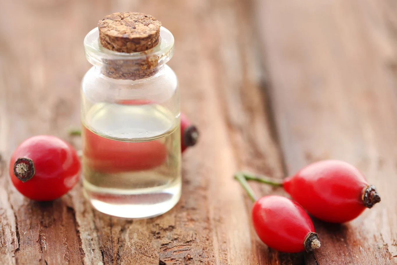 Rozstępy i blizny to problem wielu kobiet. Dobroczynne działanie olejku z nasion dzikiej róży pomoże w radzeniu sobie z tymi niedoskonałościami. Olej zawiera kwas trans-retinowy, omega-3, 6 oraz witaminy A, C, E. Wpływa na zwiększenie ilości kolagenu w skórze. Bardzo przydatny w domowej apteczce również na owrzodzenia i oparzenia. Rozstępy i blizny to problem wielu kobiet. Dobroczynne działanie olejku z nasion dzikiej róży pomoże w radzeniu sobie z tymi niedoskonałościami. Olej zawiera kwas trans-retinowy, omega-3, 6 oraz witaminy A, C, E. Wpływa na zwiększenie ilości kolagenu w skórze. Bardzo przydatny w domowej apteczce również na owrzodzenia i oparzenia.