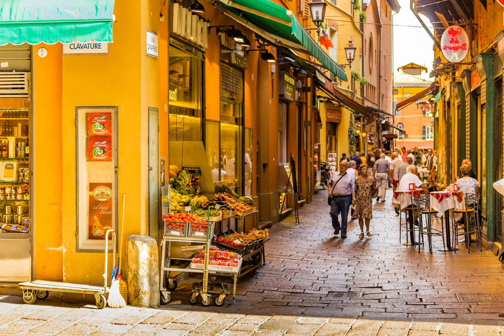 Z Bolonii pochodzą słynne włoskie malutkie pierożki tortellini, lazania i najsłynniejszy sos mięsny, czyli sos boloński (ragù alla bolognese)