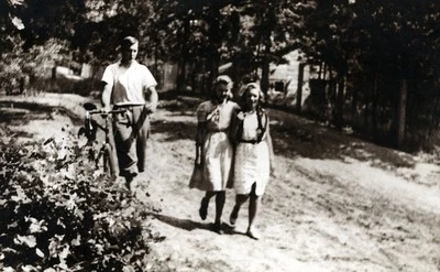 Lolus Walc (zginął we wrzesniu 1939), Alicja Saniewska i Maria Iwaszkiewicz (córka Jarosława Iwaszkiewicza)latem 1939 roku