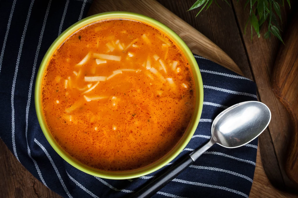 Zupa pomidorowa jadana jest z ryżem lub makaronem
