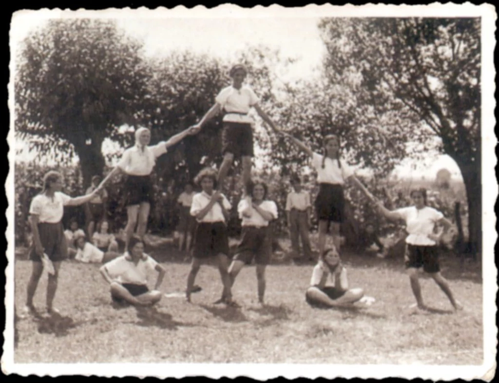 Młode Żydowki na obozie w Zofiowce, lato 1939