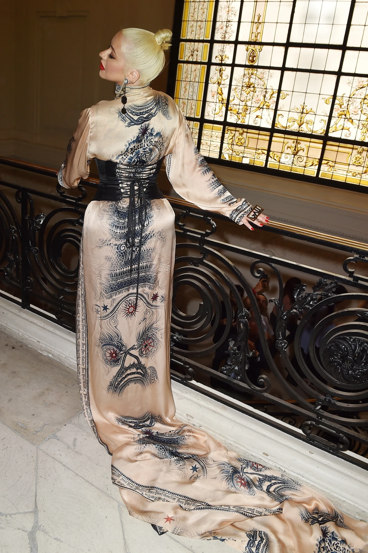 Christina Aguilera podczas pokazu miała na sobie kreację od Gaultiera. 
