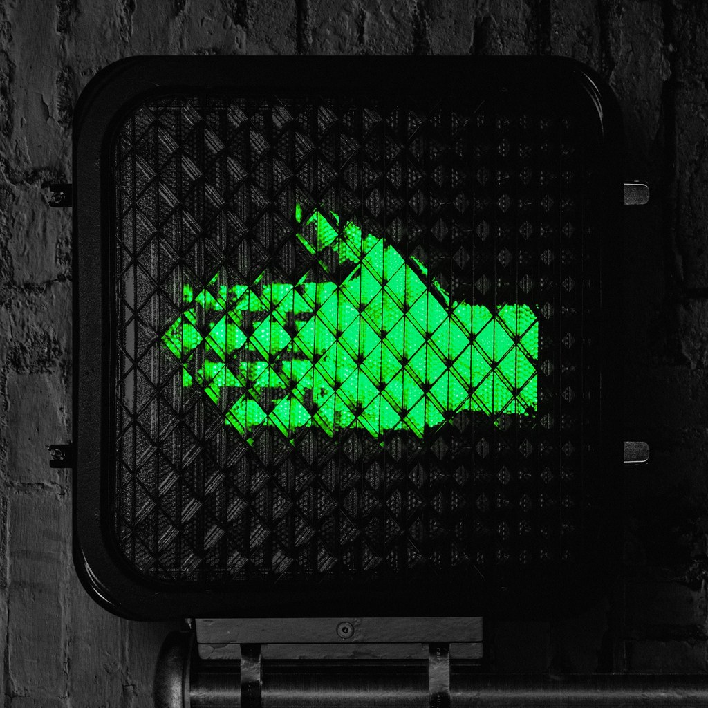 Okładka płyty "Help Us Strangers" grupy The Raconteurs