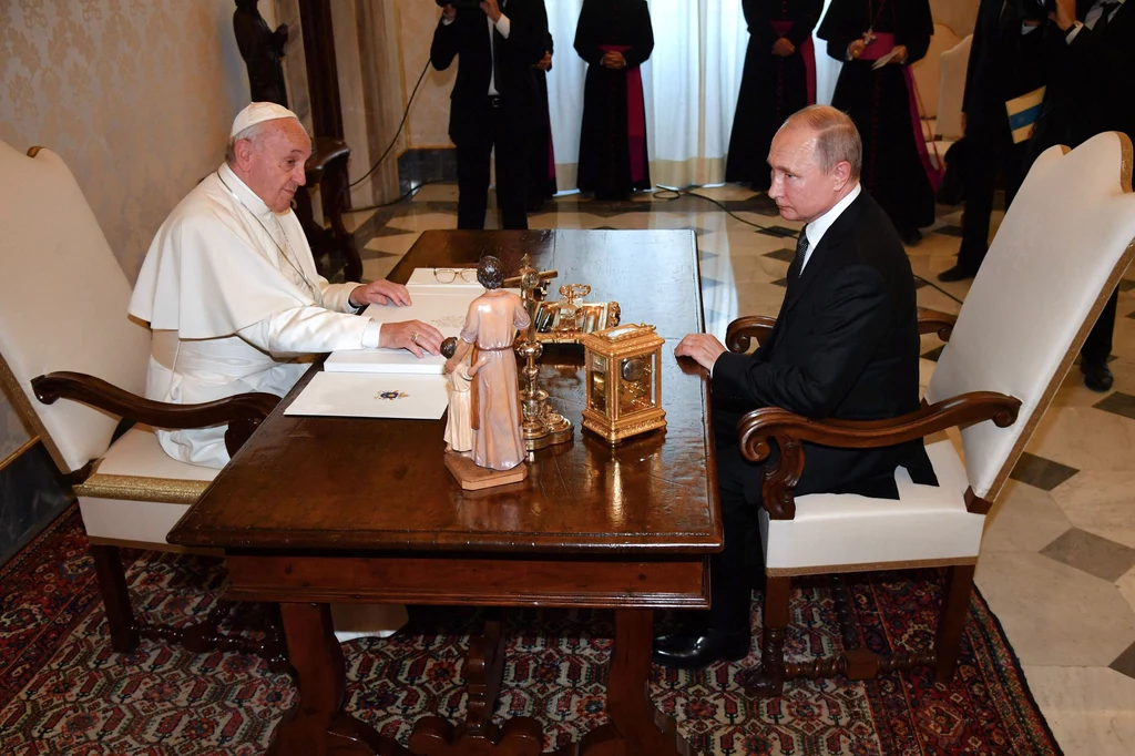 To trzecie spotkanie papieża i prezydenta Rosji w ciągu niespełna sześciu lat. To trzecie spotkanie papieża i prezydenta Rosji w ciągu niespełna sześciu lat.