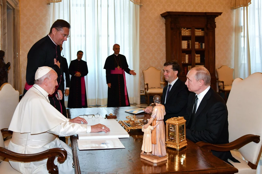 To trzecie spotkanie papieża i prezydenta Rosji w ciągu niespełna sześciu lat. To trzecie spotkanie papieża i prezydenta Rosji w ciągu niespełna sześciu lat.