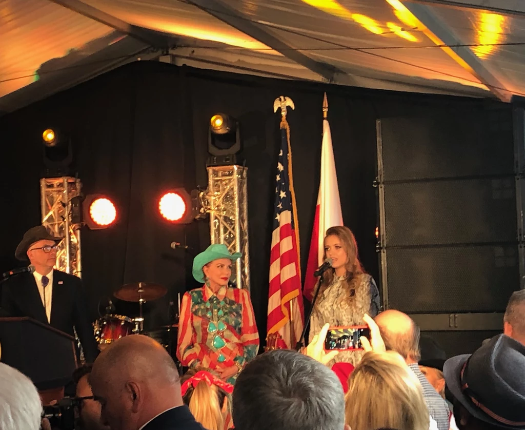 Sasha Strunin oraz ambasador Georgette Mosbacher 