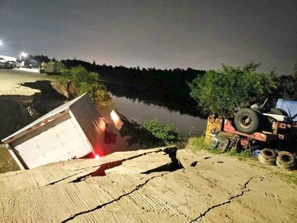 Dziura pochłonęła kilka ciężarówek oraz stojącą nieopodal przyczepę przerobioną na dom