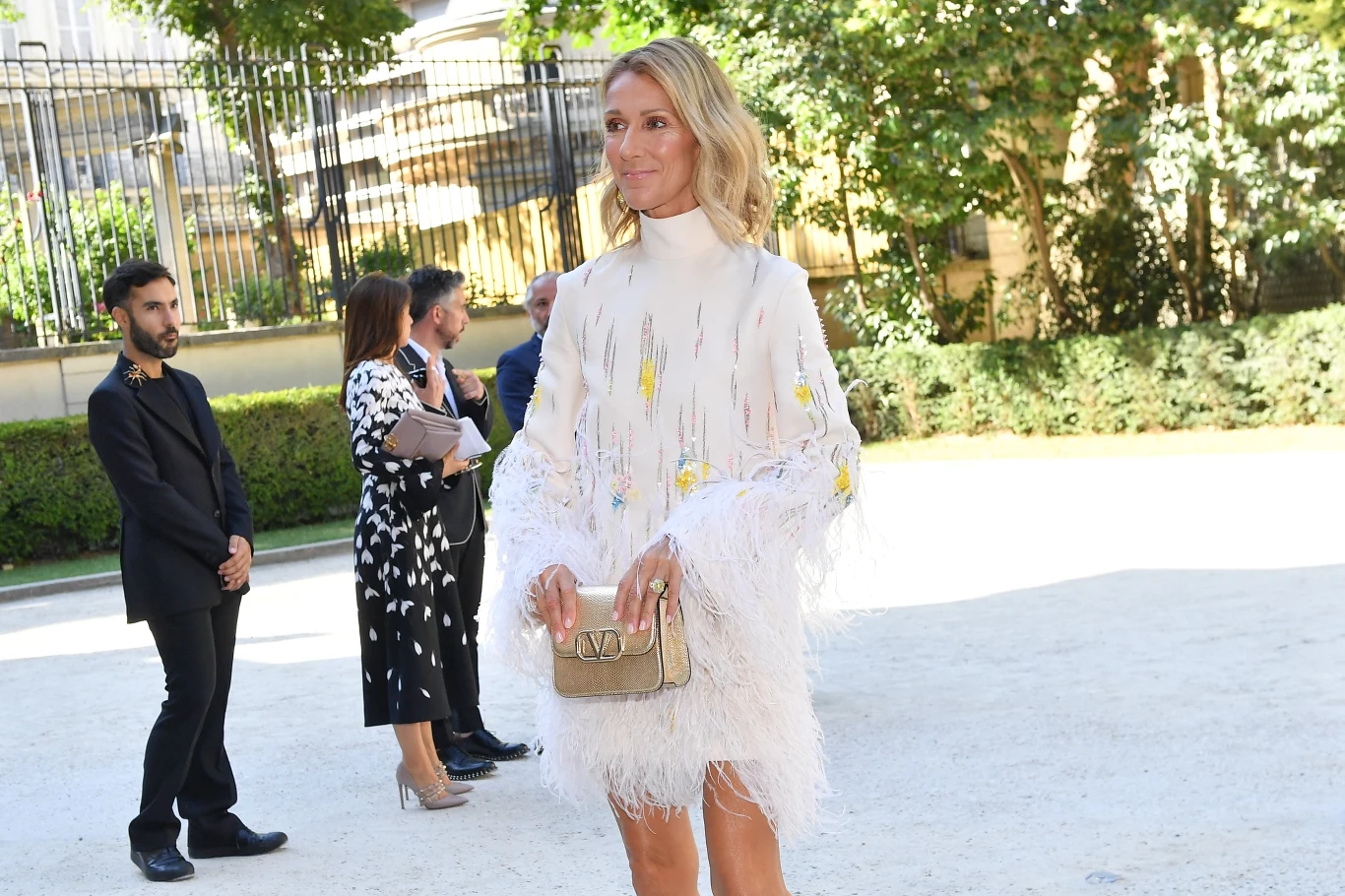 Gwiazda chętnie dawała się fotografować w kreacjach, które przygotowano dla niej z okazji wizyty w Paryżu. 