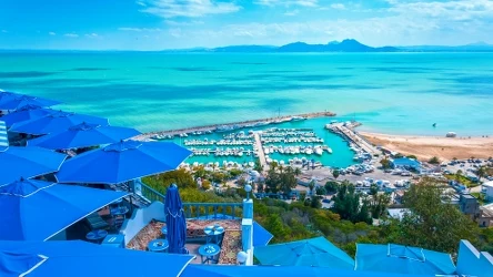 Sidi Bou Said to jedno z najbardziej malowniczych miejsc w Tunezji, które jest porównywane do Santorini 