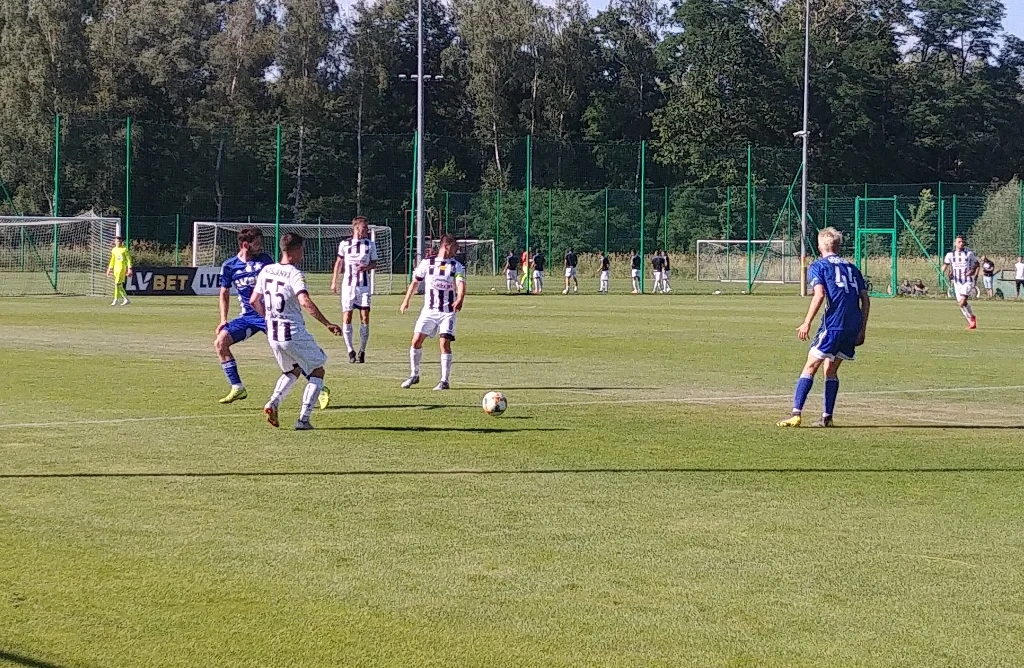 Jean Carlos Silva (1. z lewej) w starciu z Hubertem Maślanką z Sandecji Jean Carlos Silva (1. z lewej) w starciu z Hubertem Maślanką z Sandecji