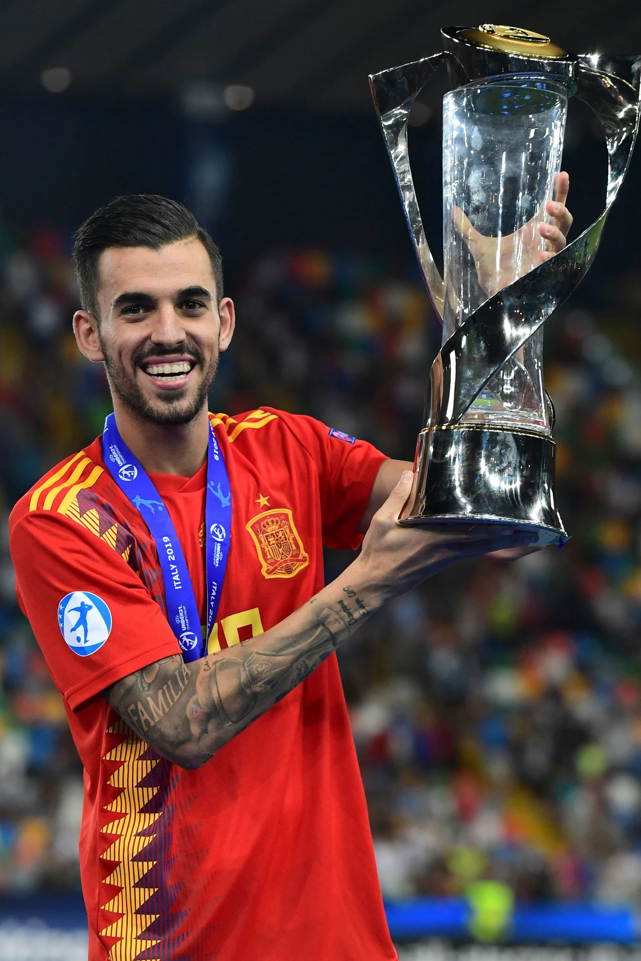 Dani Ceballos z pucharem za triumf w mistrzostwach Europy