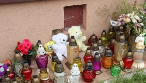 Maskotki i znicze przed domem w Olecku, w którym doszło do zabójstwo 9-miesięcznej Blanki. 
